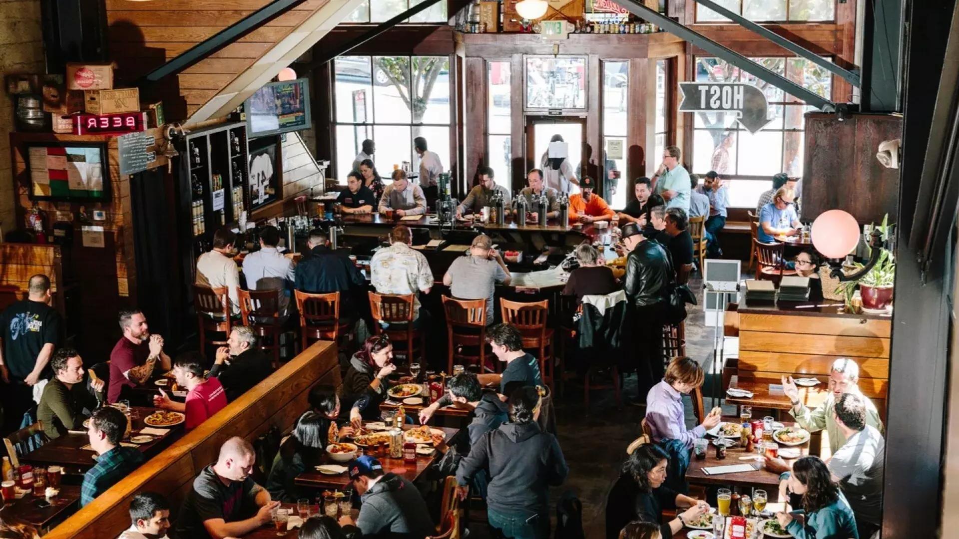 サンフランシスコの修正第 21 条醸造所内で飲食をする常連客。