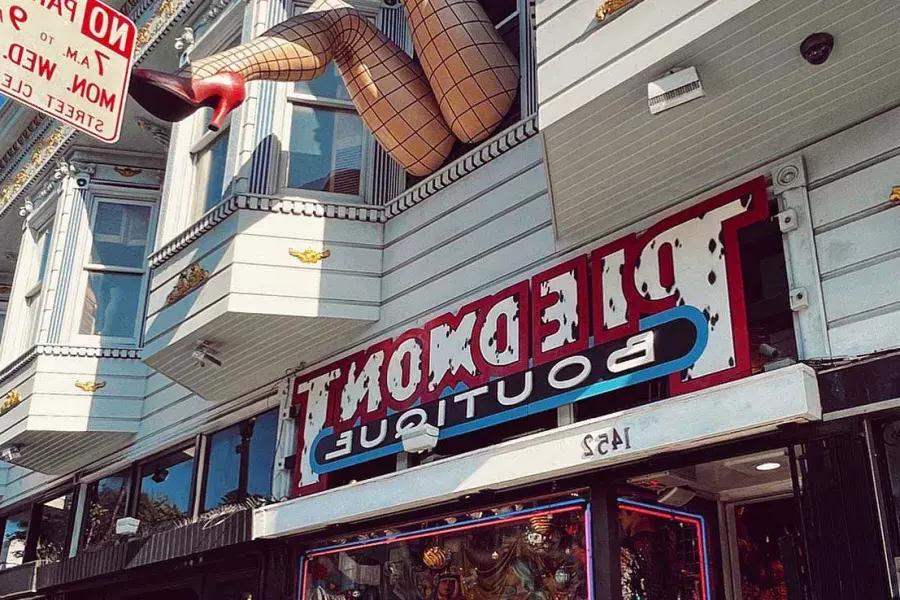 皮埃蒙特精品店海特街的窗户上挂着一对穿着渔网袜的假腿. 加州贝博体彩app.