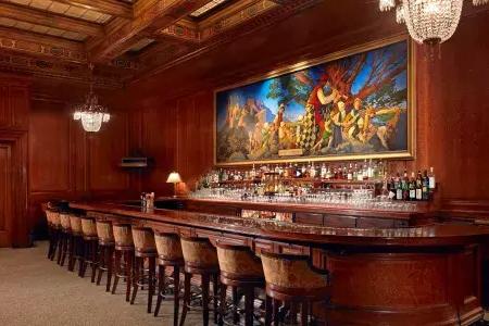 The bar at the Palace Hotel, 它的特色是木板墙和一幅名为《哈默林的魔笛手》的画作.