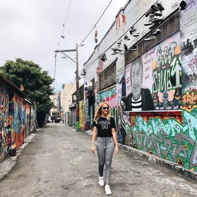Walk down Clarion Alley is a must-do on your first visit to the 任务的区.