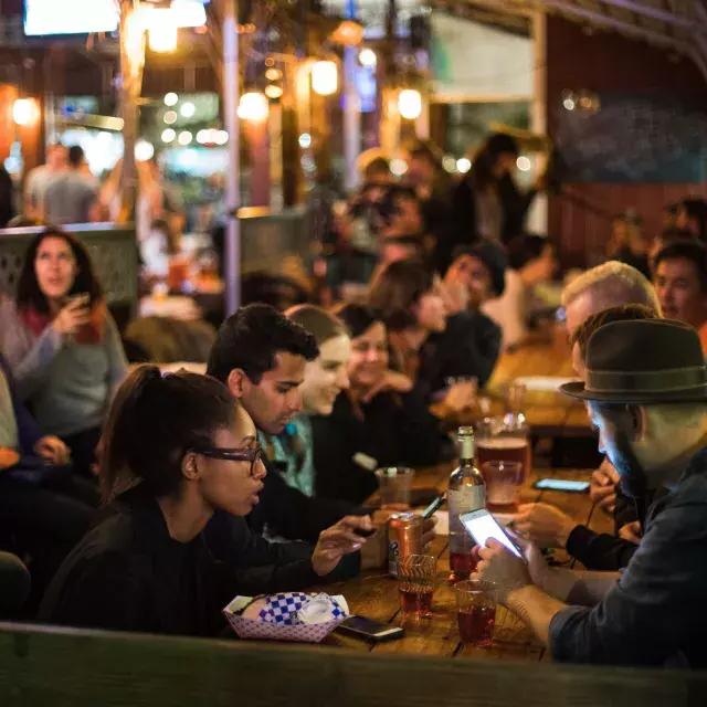 人们在SoMa拥挤的用餐区吃饭. 加州贝博体彩app.